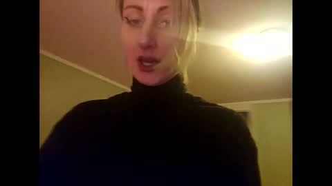 Snapshot of blondebellaaa3 chatting on 01-21-25, 12:57 Gia online show from 01-21-25, 12:57