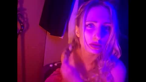 Snapshot of blondebellaaa3 chatting on 02-06-25, 04:36 Gia online show from 02-06-25, 04:36