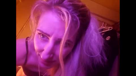 Snapshot of blondebellaaa3 chatting on 02-12-25, 05:37 Gia online show from 02-12-25, 05:37