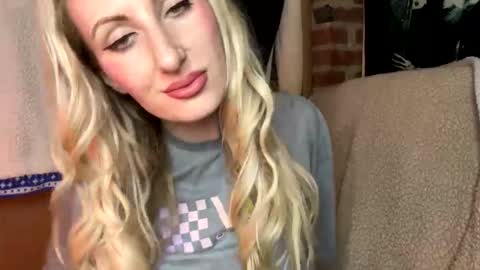 Snapshot of blondebellaaa3 chatting on 02-28-25, 04:43 Gia online show from 02-28-25, 04:43