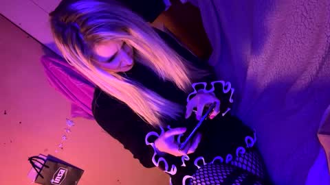 Snapshot of blondebellaaa3 chatting on 03-12-25, 07:17 Gia online show from 03-12-25, 07:17