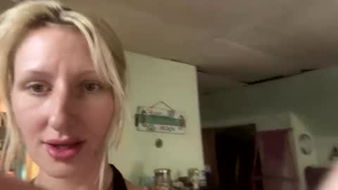 Snapshot of blondebellaaa3 chatting on 09-16-25, 04:41 Gia online show from 09-16-25, 04:41