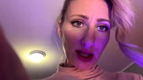 Snapshot of blondebellaaa3 chatting on 11-15-25, 06:37 Gia online show from 11-15-25, 06:37