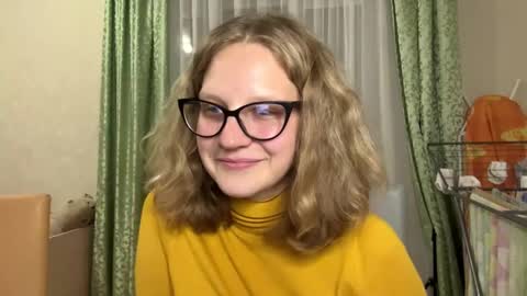Snapshot of bloomi_lum chatting on 10-19-25, 06:52 Lumi online show from 10-19-25, 06:52