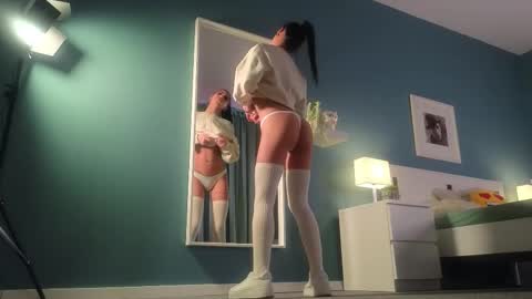 Snapshot of blue_affair chatting on 01-11-26, 02:22 Mia online show from 01-11-26, 02:22