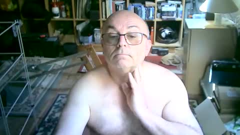 Snapshot of bluebox65 chatting on 04-18-26, 10:41 bluebox65 online show from 04-18-26, 10:41