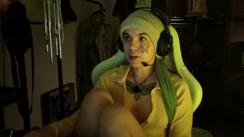 Snapshot of bluedweeb chatting on 02-13-25, 09:20 Blue online show from 02-13-25, 09:20