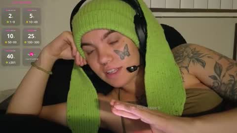 Snapshot of bluedweeb chatting on 11-25-25, 05:18 Blue online show from 11-25-25, 05:18