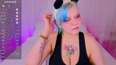 Snapshot of bluelunaray chatting on 09-30-25, 11:37 Hi my name is Lunaray online show from 09-30-25, 11:37