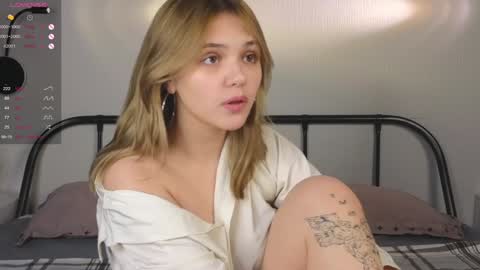 Snapshot of blytheaven chatting on 12-11-24, 08:07 Erica online show from 12-11-24, 08:07