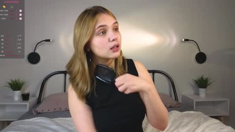 Snapshot of blytheaven chatting on 12-17-24, 08:10 Erica online show from 12-17-24, 08:10