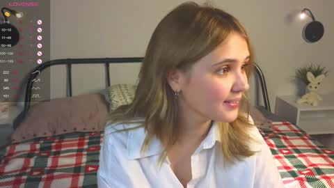 Snapshot of blytheaven chatting on 12-21-24, 08:32 Erica online show from 12-21-24, 08:32