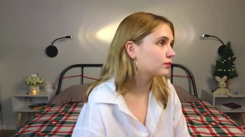 Snapshot of blytheaven chatting on 12-22-24, 08:36 Erica online show from 12-22-24, 08:36