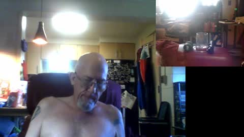 Snapshot of bongfellatio chatting on 06-21-26, 08:55 Bong Fellatio online show from 06-21-26, 08:55