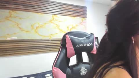 Snapshot of bonnie_bu chatting on 10-28-25, 07:05 becky online show from 10-28-25, 07:05