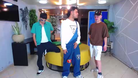 Snapshot of boschcz chatting on 10-11-25, 04:33 THOMAS AND DAMIAND online show from 10-11-25, 04:33