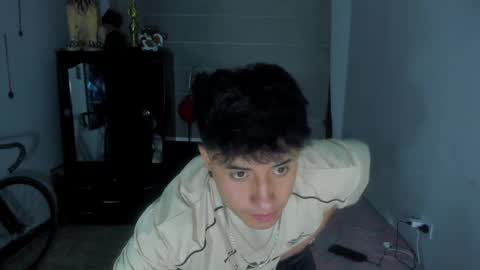 Snapshot of boylatin_777 chatting on 01-21-25, 12:29 miguel online show from 01-21-25, 12:29