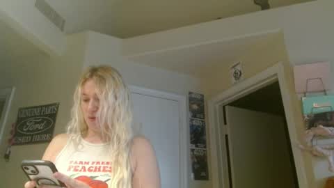 Snapshot of braindeadbetty chatting on 06-21-26, 01:13 i am a naughty jedi knight online show from 06-21-26, 01:13