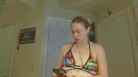 Snapshot of braindeadbetty chatting on 06-22-26, 01:29 i am a naughty jedi knight online show from 06-22-26, 01:29