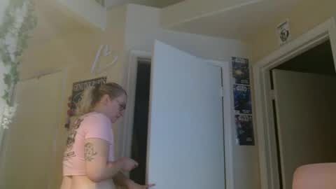 Snapshot of braindeadbetty chatting on 07-01-26, 02:40 i am a naughty jedi knight online show from 07-01-26, 02:40