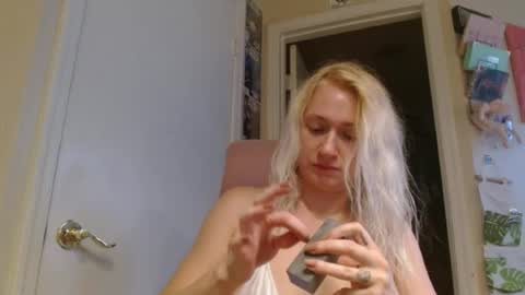 Snapshot of braindeadbetty chatting on 07-27-26, 01:45 i am a naughty jedi knight online show from 07-27-26, 01:45