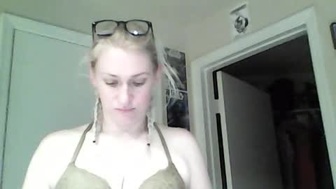 Snapshot of braindeadbetty chatting on 07-28-26, 02:29 i am a naughty jedi knight online show from 07-28-26, 02:29