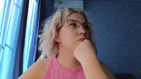 Belle  online show from 09-19-25, 05:42