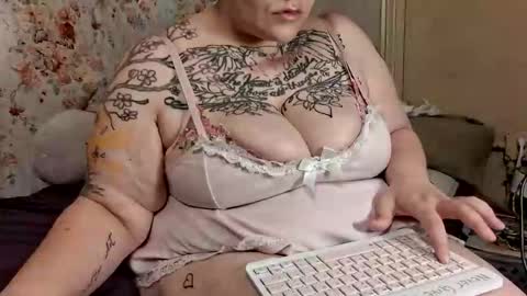 Snapshot of briebaby88 chatting on 05-19-26, 05:03 Leela Marie xo online show from 05-19-26, 05:03