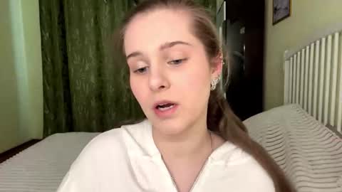 Snapshot of brielleroberts chatting on 03-17-26, 08:06 brielleroberts online show from 03-17-26, 08:06