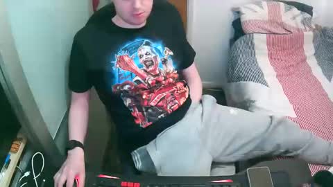 Snapshot of britishtom93 chatting on 09-26-25, 08:57 British Tom online show from 09-26-25, 08:57