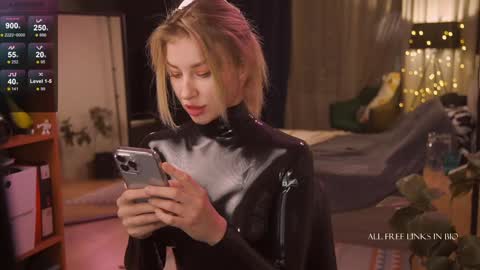 Snapshot of bronnica chatting on 12-11-24, 02:33 Anna online show from 12-11-24, 02:33