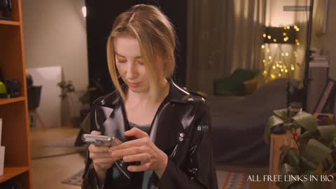 Snapshot of bronnica chatting on 12-23-24, 04:06 Anna online show from 12-23-24, 04:06