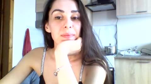 Snapshot of brunettgirl_ chatting on 12-12-24, 09:51 Ellis online show from 12-12-24, 09:51