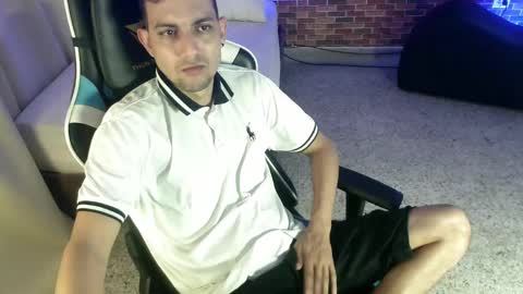 Snapshot of bulls_23_ chatting on 10-01-25, 12:11 BULL online show from 10-01-25, 12:11
