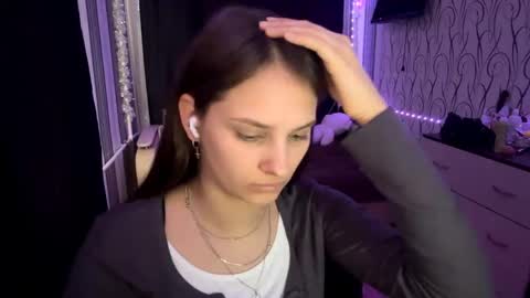 Snapshot of bunnytrussel chatting on 05-16-26, 01:32 Bella online show from 05-16-26, 01:32