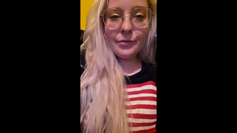 Snapshot of c0ck_queen chatting on 06-10-26, 02:45 Momuknow online show from 06-10-26, 02:45