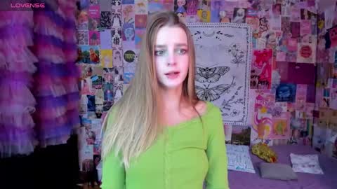 Snapshot of caaandy_girl chatting on 10-17-25, 01:46 Emily  online show from 10-17-25, 01:46