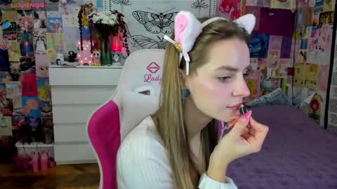 Snapshot of caaandy_girl chatting on 10-28-25, 06:21 Emily  online show from 10-28-25, 06:21