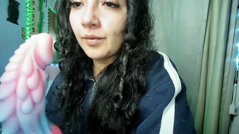 Snapshot of callme_lolas chatting on 10-19-25, 05:19 paula online show from 10-19-25, 05:19