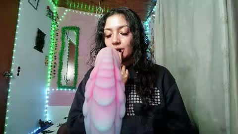 Snapshot of callme_lolas chatting on 11-06-25, 03:51 paula online show from 11-06-25, 03:51