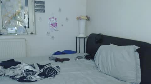 Snapshot of calvinjohnlad chatting on 12-13-25, 07:53 Calvinjohnlad online show from 12-13-25, 07:53