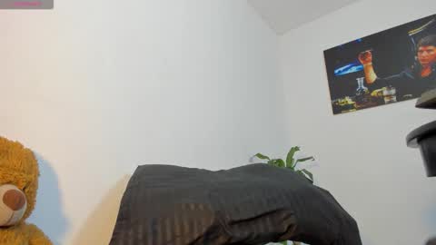 Snapshot of cam11_07 chatting on 12-14-25, 03:17 luxxx online show from 12-14-25, 03:17