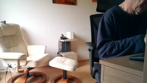 camcologne online show from 10-31-25, 10:16