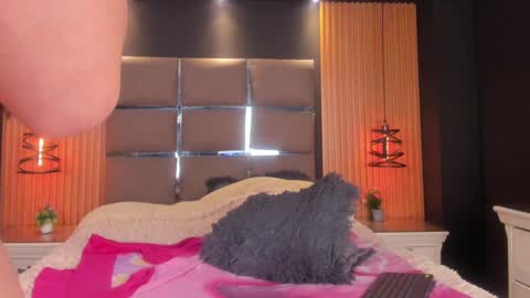 camila_martinez9 online show from 01-21-25, 02:37