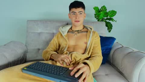 Snapshot of camilo_xcam chatting on 10-08-25, 08:06 CAMILO online show from 10-08-25, 08:06