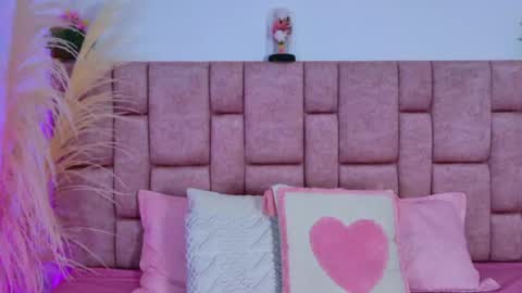 Snapshot of camiluxe chatting on 12-20-25, 08:27 camiluxe online show from 12-20-25, 08:27