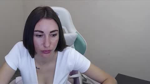 Snapshot of cammila_horn chatting on 10-23-25, 06:02 cammila horn online show from 10-23-25, 06:02