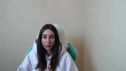 Snapshot of cammila_horn chatting on 10-26-25, 05:52 cammila horn online show from 10-26-25, 05:52