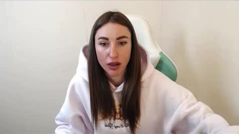 Snapshot of cammila_horn chatting on 10-31-25, 12:17 cammila horn online show from 10-31-25, 12:17