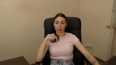 Snapshot of cammila_horn chatting on 12-17-25, 12:33 cammila horn online show from 12-17-25, 12:33